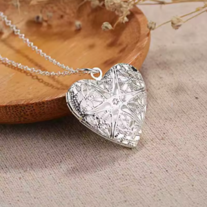 Collar Relicario Forma Corazón
