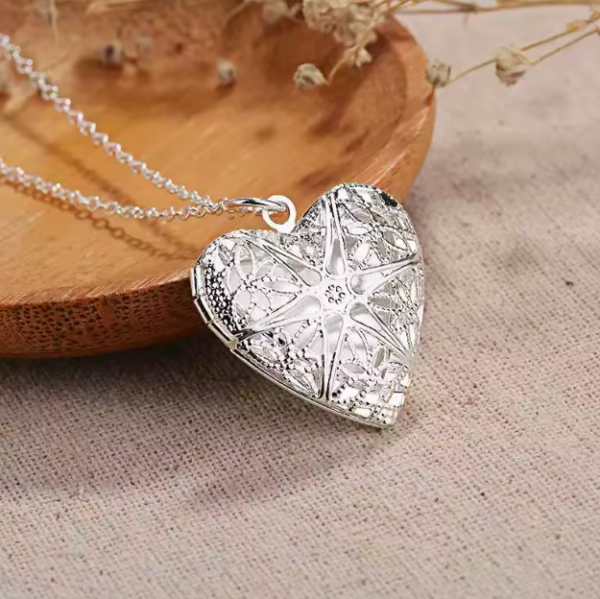Collar Relicario Forma Corazón