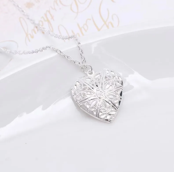 Collar Relicario Forma Corazón - Imagen 2