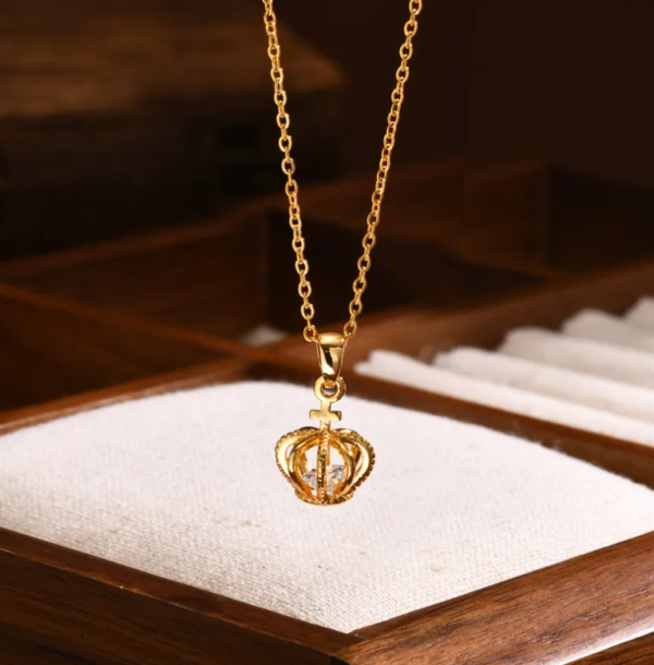 Cadenita con dije corona