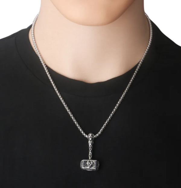 Collar con dije martillo