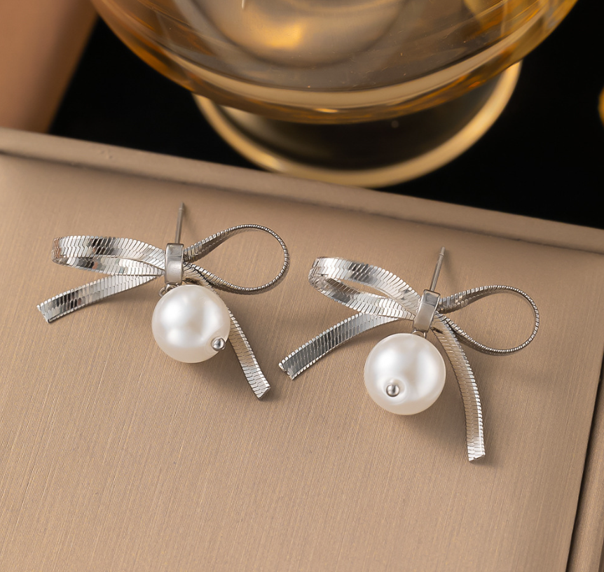 Caravanas moños con perlas - Imagen 3