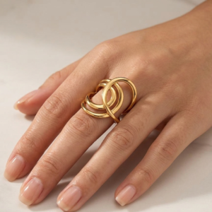 Anillo dorado triple lazo