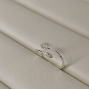 Anillo hojas con zirconias