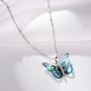 Collar con dije mariposa azul