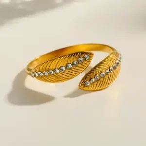 Anillo dorado de hojas con strass