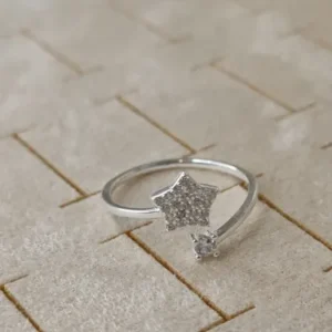 Anillo abierto de estrella con piedras en plata 925