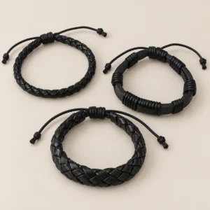 Set de tres pulseras para hombre de símil cuero negro