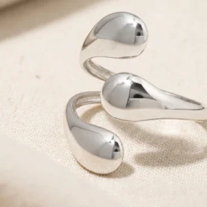 Anillo de acero quirúrgico gota triple para mujer
