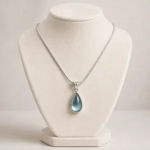 Collar plateado con dije de gota azul