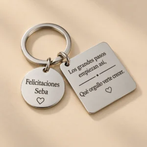 Llavero de acero personalizado con dijes y grabado láser