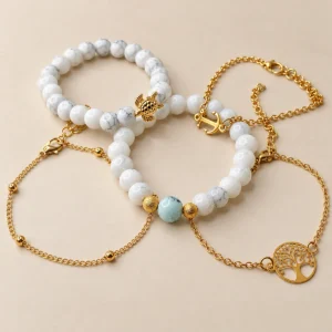 Set de pulseras blancas y doradas