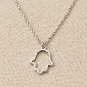 Collar plateado con mano de Fátima calada