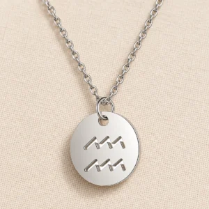 Collar plateado con dije de signo zodiacal