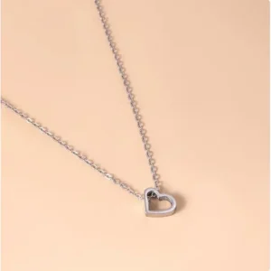 Collar plateado con corazón calado