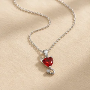 Collar plateado con corazón rojo
