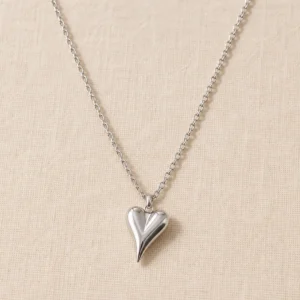 Collar plateado con corazón alargado