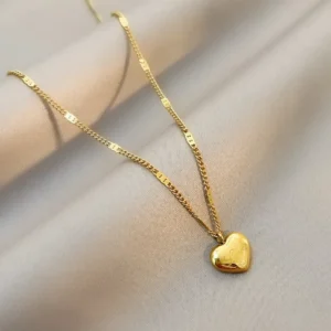 Collar dorado con dije de corazón