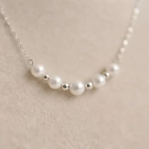 Collar plateado con perlas blancas