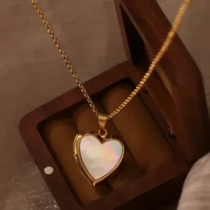 Collar dorado con relicario de corazón nacarado