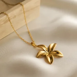 Collar dorado con dije de flor