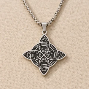 Collar plateado con nudo celta