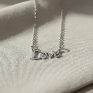 Collar plateado con dije Love
