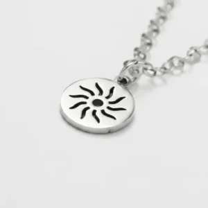 Collar plateado con medalla de sol
