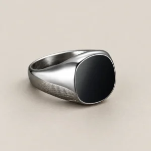 Anillo ovalado plateado y negro