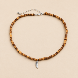 Collar con dije pluma