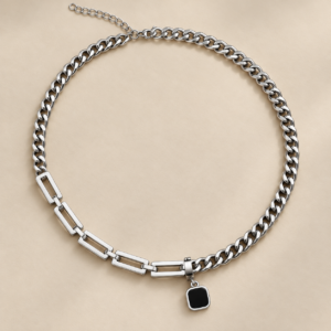 Collar en acero quirúrgico con dije negro