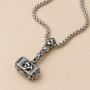 Collar con dije martillo