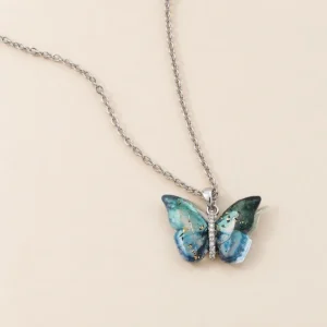 Collar con dije mariposa azul
