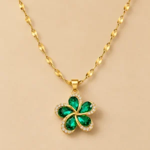 Collar dorado con dije de flor verde