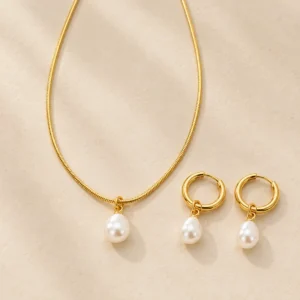 Conjunto dorado de collar y aros con perlas