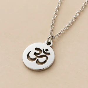 Collar plateado con símbolo Om