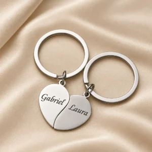 Llaveros personalizados que forman un corazón