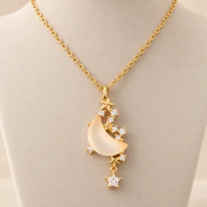 Collar dorado con luna, estrellas y cristales