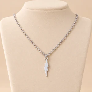 Collar plateado con dije de rayo