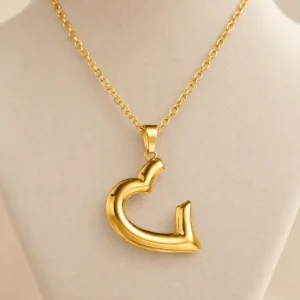 Collar dorado con corazón abierto