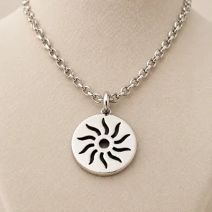 Collar plateado con medalla de sol