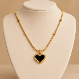 Collar dorado con corazón negro